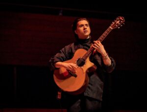 Marcin Patrzałek’ten Tek Gitarda Eşsiz Performans!