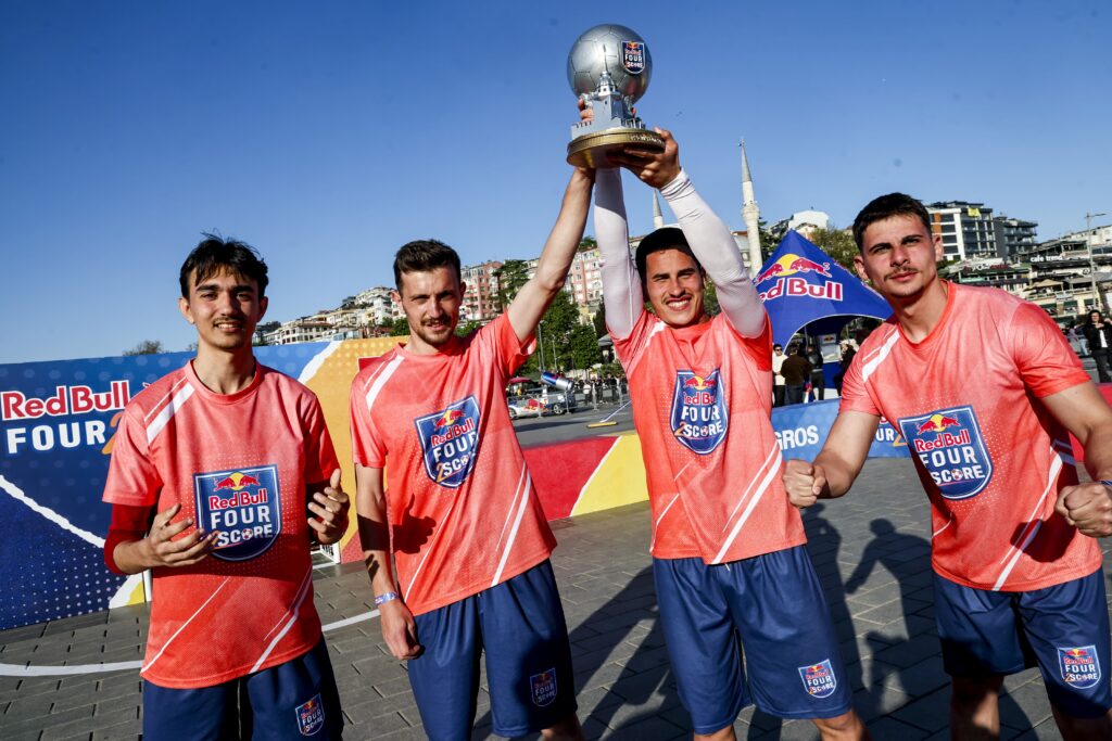 Red Bull’un global futbol etkinliği Red Bull Four 2 Score’da Türkiye Finali heyecanı sona erdi. Trabzon, Konya, Sivas ve İstanbul elemelerinin ardından 11 Mayıs Pazar günü Üsküdar Meydanı’nda oynanan final karşılaşmalarının kazananı Trabzon etabında da şampiyonluk yaşayan 2.5 Üst FK oldu.