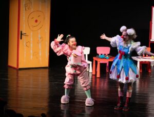 Palyaço Burunları Hediye Edildi! “Soytarılar Okulu” Eğlencenin Doruğunda!