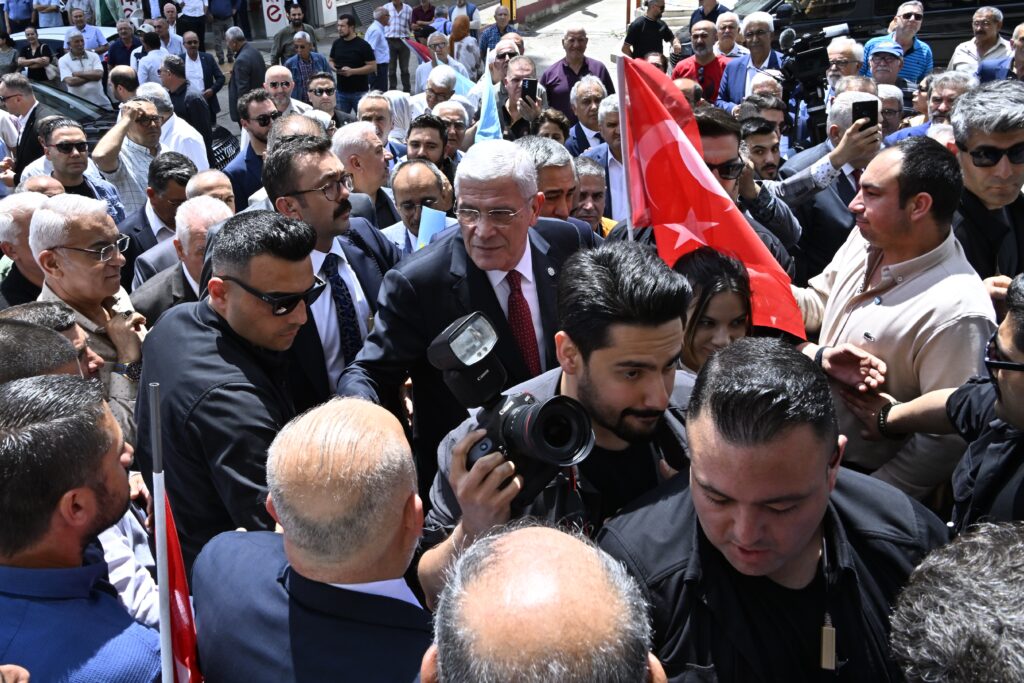 İYİ Parti Genel Başkanı Müsavat Dervişoğlu, terör örgütü PKK’nın fesih kararında Lozan’ın hedef alındığına işaret ederek “Türkiye Cumhuriyeti Devleti’nin tapu senedine ithamkar bir yaklaşımla başlatılan bu sürecin akıbeti bence malumdur.
