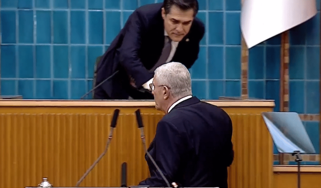 Dervişoğlu, TBMM Başkanvekili ve DEM Parti İstanbul Milletvekili Sırrı Süreyya Önder'in cenaze töreninde televizyon kanallarının şehit haberini altyazı geçmesine tepki göstererek ''Bugün bir şehit cenazesi altyazıyla geçiştirilmektedir. Aynı anda başka bir cenazede terörist başının çağrısı okunuyorsa o çürümüşlüğü tedavi edecek şey aslında bellidir'' dedi. ''Türk’ün huzuru, mutluluğu, egemenliği ve bağımsızlığının müjdesini 3 Mayıs günü verdik.