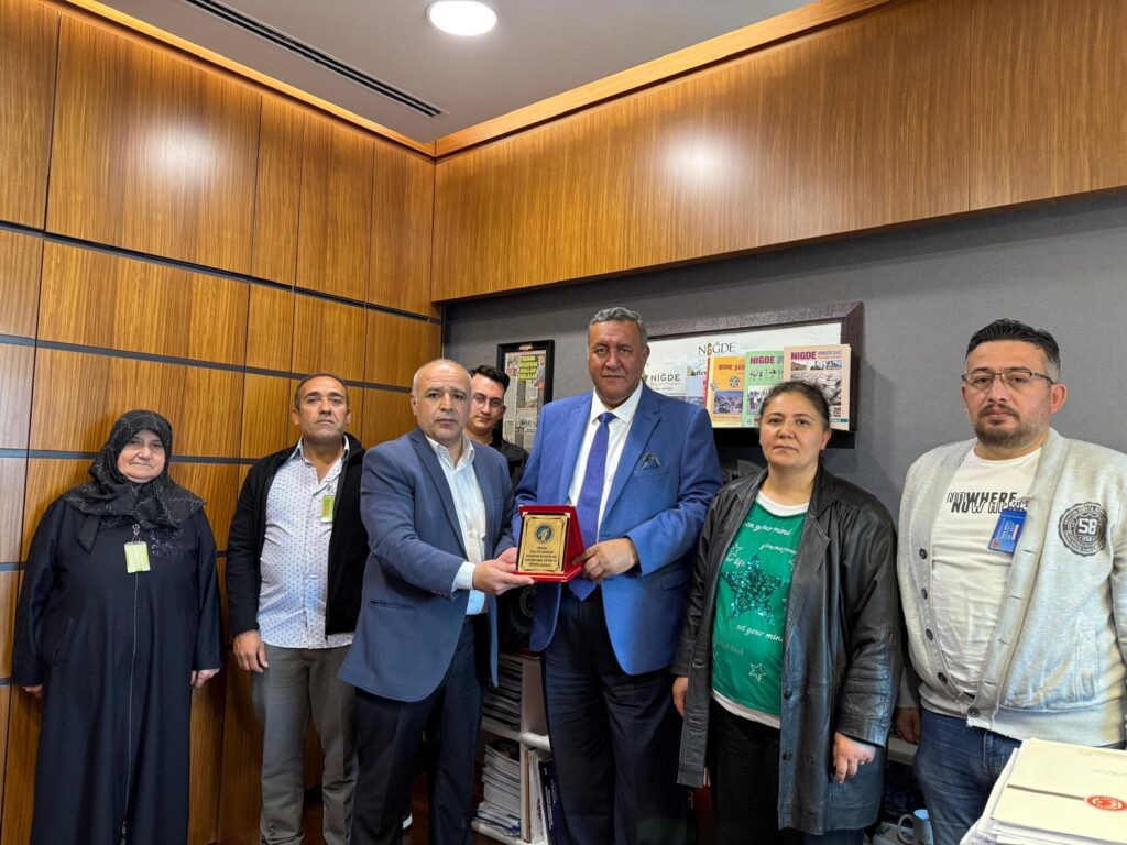 CHP Niğde Milletvekili Ömer Fethi Gürer, çırak ve staj mağdurlarını TBMM’deki odasında misafir etti. Ziyarette mağdurlar ve aileleri, yaşadıkları sorunları aktarırken Gürer, çözüm önerilerini dile getirdi.