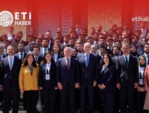 Gençlik ve Spor Bakanı Osman Aşkın Bak ve Temsilci Gençlerden TBMM Başkanı Kurtulmuş’a 19 Mayıs Ziyareti
