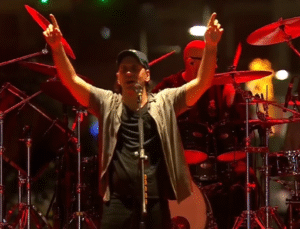 İzmir Sallandı! 19 Mayıs Coşkusu Duman Konseriyle Doruğa Çıktı!