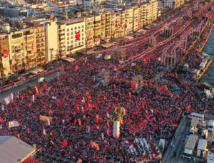İzmir’de Tarihi Kalabalık! Drone Görüntüleri  İnsan Selini Resmetti!