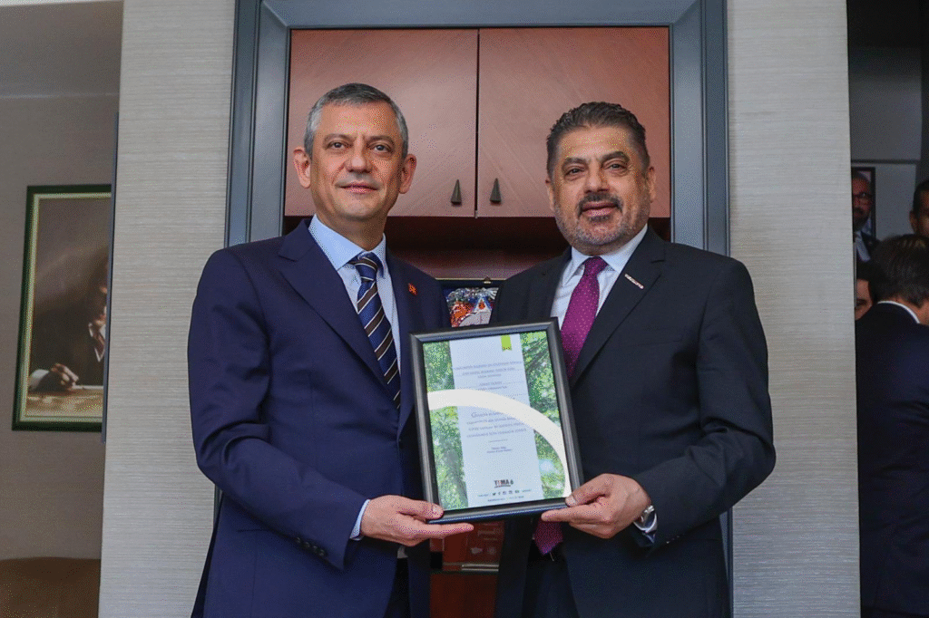 CHP Genel Başkanı Özgür Özel, Türk İş Dünyası Konfederasyonu (TÜRKONFED) Yönetim Kurulu Başkanı Süleyman Sönmez ve yönetim kurulu üyeleriyle TÜRKONFED Genel Merkezi'nde bir araya geldi. Ekonomik istikrar ve iş dünyasının karşılaştığı zorlukların ele alındığı görüşmenin ardından, Özel ve Sönmez ortak bir basın açıklaması düzenledi.