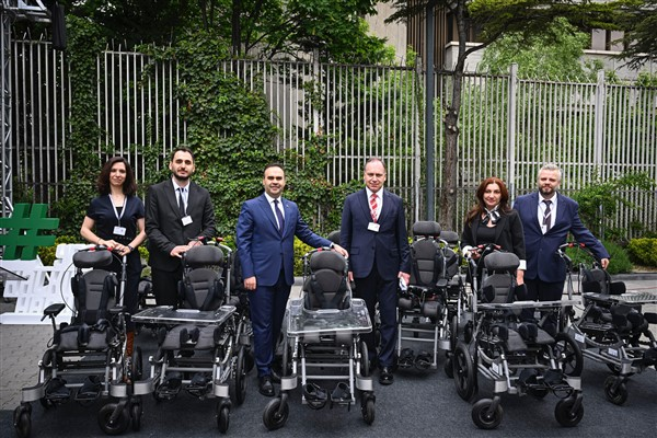 Osmanlı döneminde ise bu kapsayıcı anlayış daha da sistematik hale geldi; engelli yurttaşlarımız devletin farklı kademelerinde sorumluluk aldı, yetenekleri doğrultusunda değerlendirildi. Çağının düşünce yapısının ötesinde bir yaklaşımla, özel gereksinimli bireylerin eğitimine yönelik mektepler açıldı, öğrenim süreçleri titizlikle desteklendi.