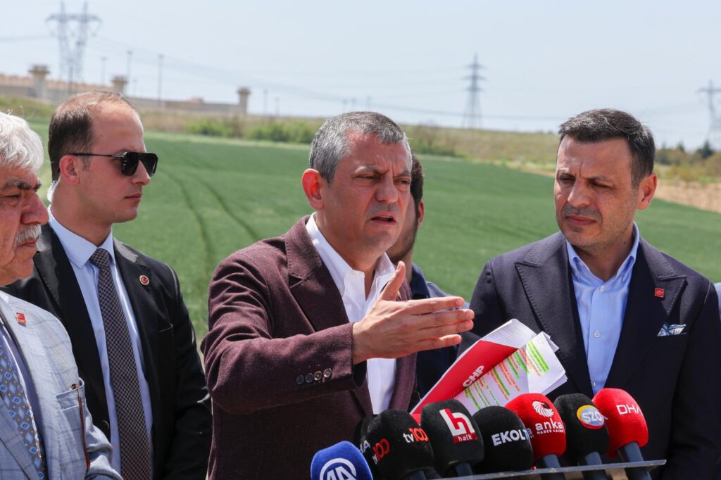 CHP Genel Başkanı Özgür Özel, bugün Silivri'de, Marmara Ceza İnfaz Kurumları Yerleşkesi'nde, Cumhurbaşkanı adayımız Ekrem İmamoğlu ile kritik bir görüşme gerçekleştirdi. Bir saati aşkın süren bu önemli buluşmanın ardından, cezaevi çıkışında basın mensuplarının karşısına geçen Özel, içerideki atmosferi ve İmamoğlu'nun durumunu aktardı.