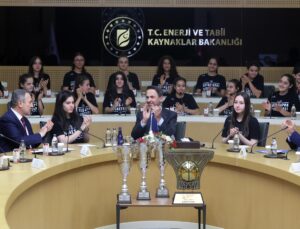 Bayraktar’dan Şampiyonlara Kutlama: “Hepinizle Gurur Duyuyorum!”