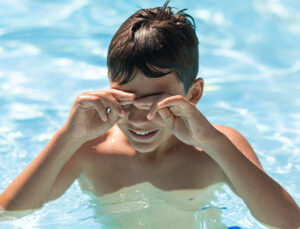 Havuz Keyfiniz Göz Sağlığınızı Tehdit Etmesin: Klorun Zararları ve Korunma Yolları!