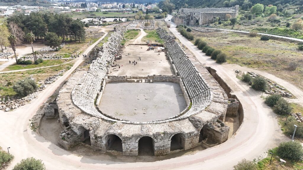 Şişecam, 90. yılında Perge Antik Kenti'nde keşfedilen Roma dönemi cam fırınları ve kalıntılarının incelenmesi ve korunması için sponsor oldu. Kazı bulguları Şişecam laboratuvarlarında analiz edilecek.