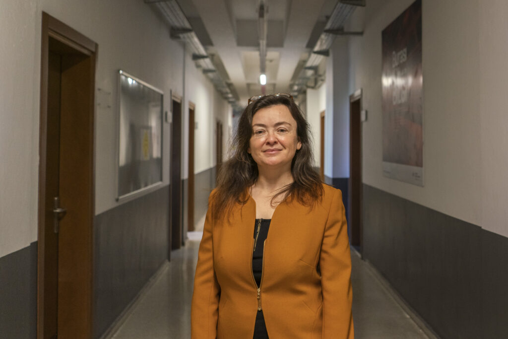 Mevsimlik tarım işçiliğinde çalışan çocukların karşılaştığı sağlık risklerine dikkat çekildi. Prof. Dr. Zeynep Şimşek, çocuk işçiliğiyle mücadele için sürdürülebilir politikalar gerektiğini vurguladı