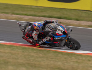 Toprak Razgatlıoğlu İtalya’da Zafere Uçtu: Şampiyonluk Umutları Yükseldi!