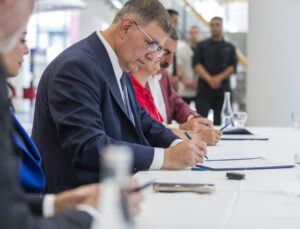 İzmir’de Toplu Sözleşme Tamam: Tugay’dan “Birlik” Vurgusu