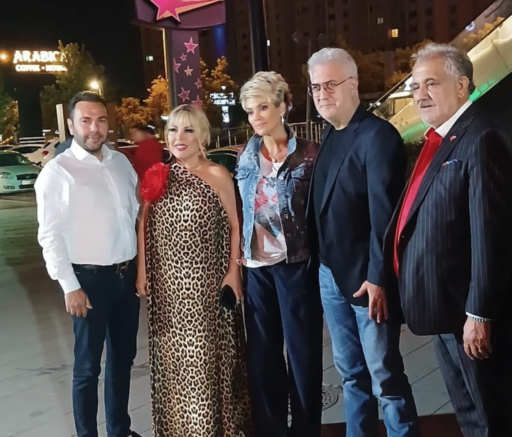 Tamer Karadağlı, Safiye Soyman gibi ünlü isimler, Ankara’da Köroğlu İşkembecisi’nde dil çorbası buluşmasında bir araya geldi. Sağlıklı ve geleneksel lezzete yoğun ilgi gösterildi.