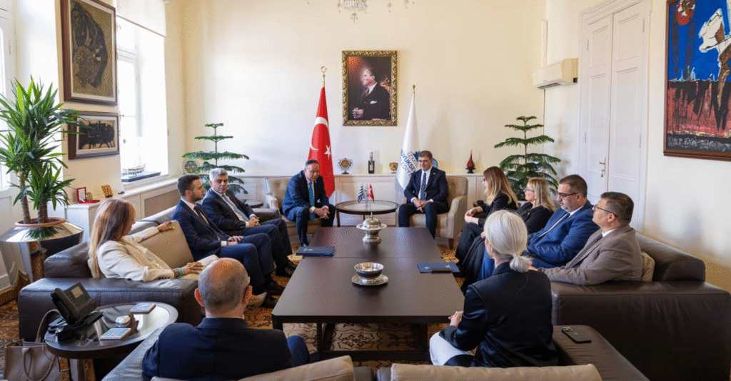 İzmir Büyükşehir Belediye Başkanı Cemil Tugay'ın ev sahipliğinde düzenlenen "İzmir-Selanik Günleri" etkinliğinde iki şehir arasındaki dostluk ve iş birliği pekişti. Deniz yolu bağlantılarının canlandırılması ve ticari ilişkilerin geliştirilmesi vurgulandı.