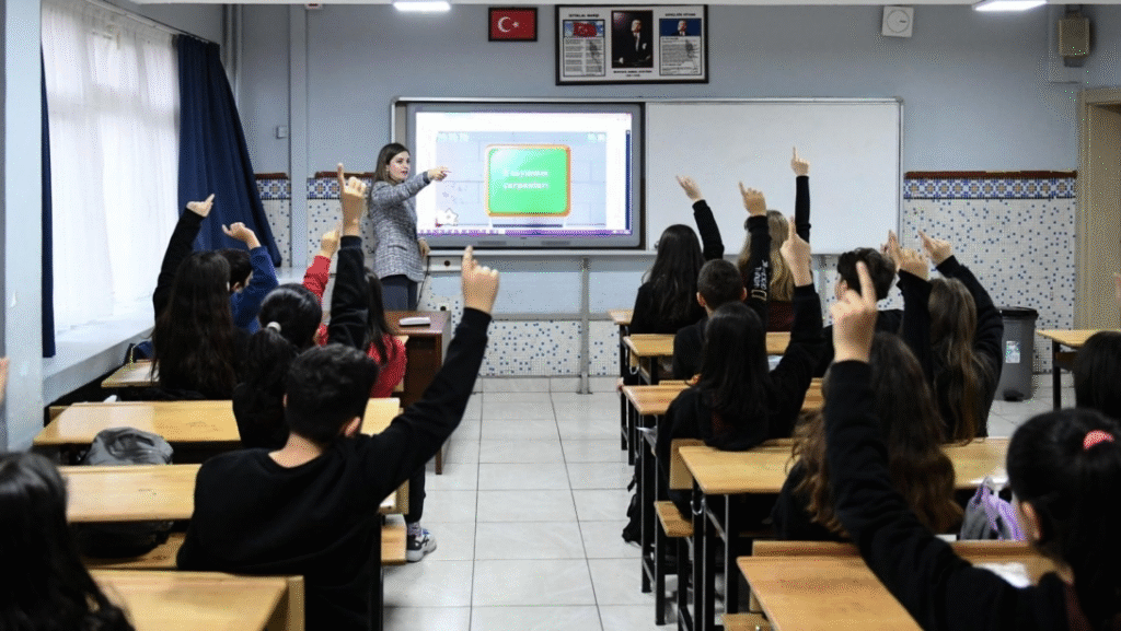 2025 yılı il içi mazeret tayini başvuruları başlıyor. MEB, aile birliği, sağlık, can güvenliği gibi nedenlerle öğretmenlerin başvurularını 30 Haziran - 8 Temmuz arasında alacak. Atamalar 16 Temmuz’da yapılacak.