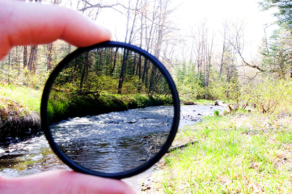 UV filtresi olmayan güneş gözlükleri, göz bebeğini genişleterek zararlı ışınlara karşı daha savunmasız hale getiriyor. Göz Hastalıkları Uzmanı Op. Dr. Yusuf Avni Yılmaz, doğru gözlük seçiminin sarı nokta ve katarakt gibi hastalıkları önlemede kilit rol oynadığını belirtiyor.