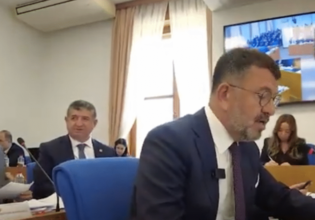 CHP'li Veli Ağbaba, TBMM'de yaptığı konuşmada Türk Lirası'nın değer kaybı, yüksek vergiler, genç işsizliği ve sosyal yardım bağımlılığını eleştirdi. Ağbaba, iktidarın ekonomi politikalarını ve "Ev Genci" sorununu sert bir dille yorumladı.