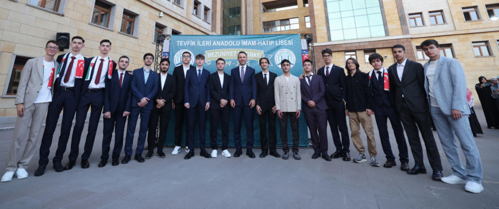 Bakan Alparslan Bayraktar, Ankara’daki mezuniyet töreninde gençlere seslenerek enerji alanındaki devrimleri anlattı: Gabar’dan petrol, Karadeniz’den doğalgaz, Akkuyu’dan nükleer enerjiyle Türkiye’nin enerji bağımsızlığına güçlü vurgular yaptı.