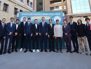 Bayraktar dan Mezun Gençlere Enerji ve İnanç Vurgusu Sessiz Bir Devrim Yazıyoruz