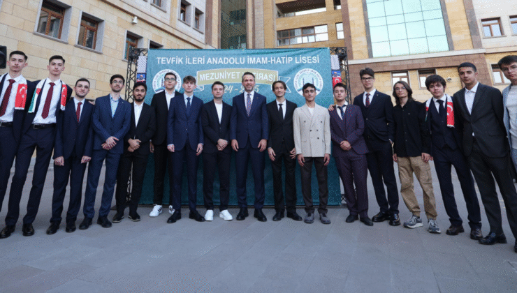 Bayraktar dan Mezun Gençlere Enerji ve İnanç Vurgusu Sessiz Bir Devrim Yazıyoruz