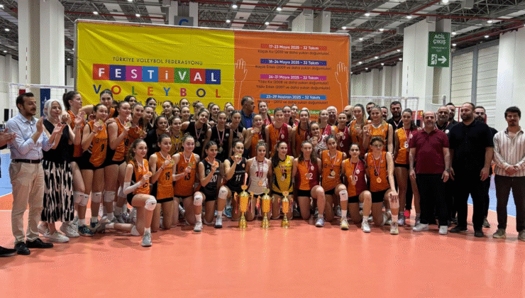 İzmir de Fileler Festival Havasında Şampiyona Tüm Hızıyla Sürüyor
