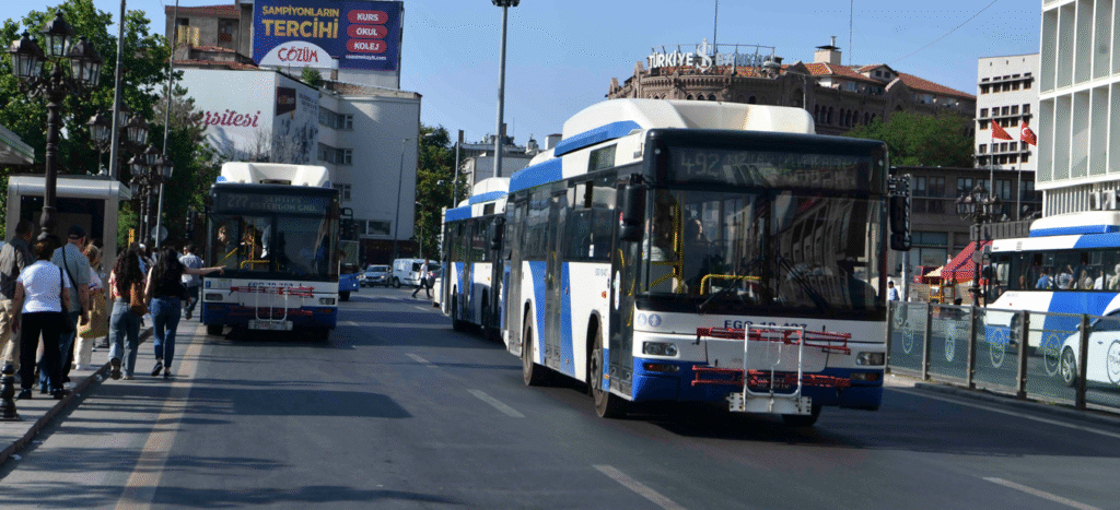 Ankara Büyükşehir Belediyesi, 1 Temmuz 2025’ten itibaren 44 yeni ring hattıyla metroya ücretsiz aktarma sistemini başlatıyor.