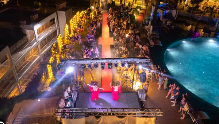 Baia Bodrum’da düzenlenecek JF Fashion Show, Jeton Mullaliu’nun yönetiminde moda, sanat ve lüksü aynı sahnede buluşturuyor. Jane Konsol, Fiolass ve daha fazlası bu unutulmaz gecede!