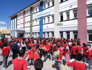 Yusuf Tekin, Yakutiye ilçesindeki Celal Akın İlkokulu’na bayram sürprizi yaptı.