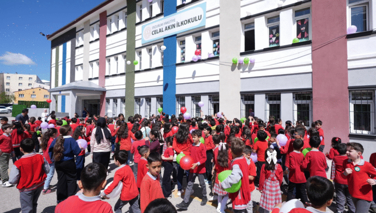 Yusuf Tekin, Yakutiye ilçesindeki Celal Akın İlkokulu’na bayram sürprizi yaptı.