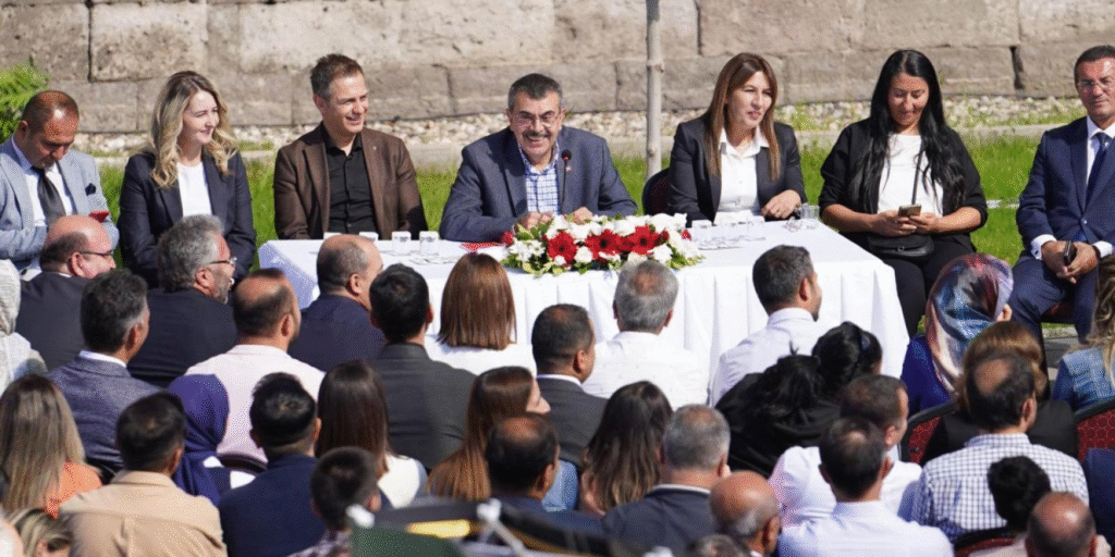 2024-2025 eğitim yılı 20 Haziran’da sona erecek. Öğretmenler, 23-27 Haziran arasındaki mesleki çalışmalara istedikleri ilde katılabilecek.