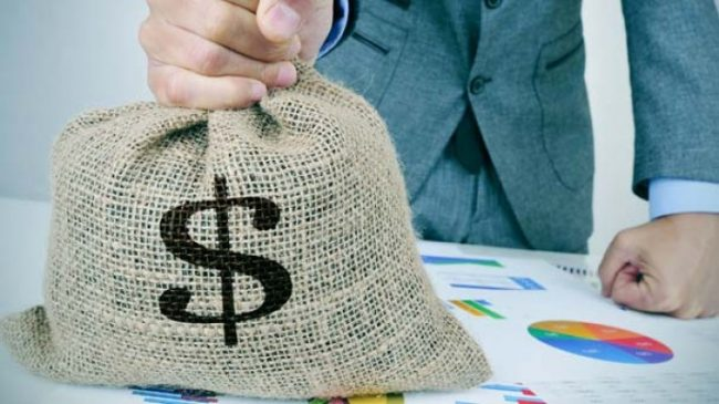 Uluslararası Yatırım Türkiye’de Artış Gösterdi: 4 Ayda 3,3 Milyar Dolar  Türkiye, Nisan 2025’te 408 milyon dolarlık doğrudan yabancı yatırım çekti. Yılın ilk dört ayında ise toplam yatırım 3,3 milyar dolara ulaştı. En çok yatırım bankacılık sektörüne gelirken, Hollanda ve BAE en büyük kaynak ülkeler oldu.