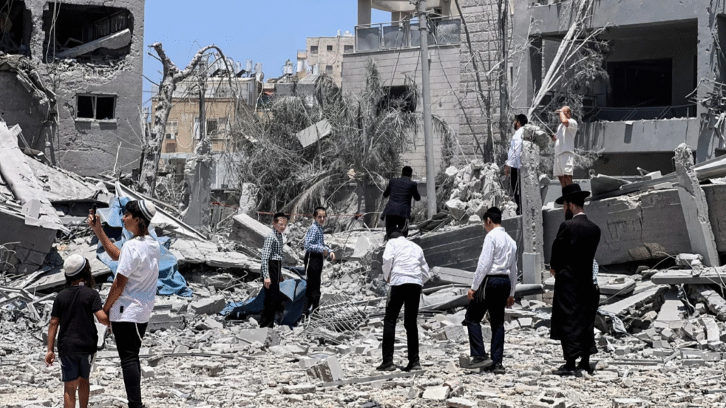 İsrail ve İran arasında başlayan doğrudan çatışmalar Ortadoğu’yu alev alev sararken, her iki tarafta da yüzlerce can kaybı yaşandı. Nükleer tesisler vuruldu, diplomatik girişimler sonuçsuz.