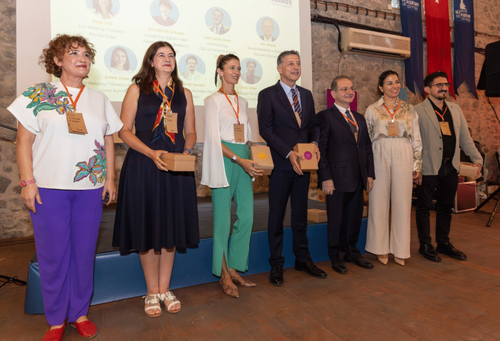 İzmir’de düzenlenen Hasat Hibe Programı finalinde konuşan Başkan Cemil Tugay, sürdürülebilirlik bilincinin önemini vurguladı ve gençleri bu alanda daha fazla çaba göstermeye davet etti.