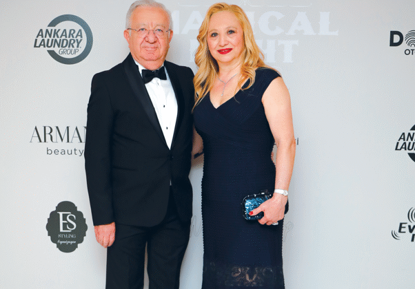 Ankara'nın Kalbi Büyülü Bir Geceyle Attı: MAGical Night Yine Göz Kamaştırdı! Ankara'nın en prestijli etkinliği MAGical Night, iş, sanat ve cemiyet dünyasını bir araya getirerek yine büyüleyici anlara sahne oldu. Can Çavuşoğlu ve Beril Çavuşoğlu ev sahipliğinde, Alya ve Tuba Lüleci Alaçam performanslarıyla geceye damga vurdu.