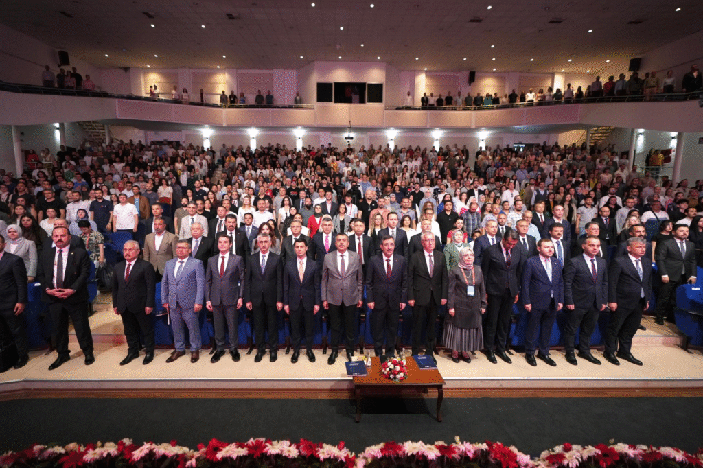 “Eğitimde Yapay Zekâ Politika Belgesi” tanıtıldı. Türkiye, eğitimde dijital dönüşümü millî değerlerle şekillendiriyor. 4 hedef, 15 politika ve 40 eylem belirlendi.

