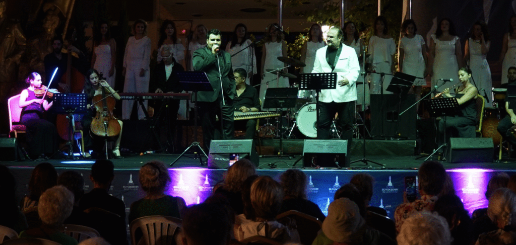 İzmir Büyükşehir Belediyesi’nin katkısıyla Çeşme Cumhuriyet Meydanı’nda Dünya Müzik Günü konseri düzenlendi. Tenor Hakan Aysev ve İnanç Menekşe’nin sahne aldığı konser müzikseverlerden büyük ilgi gördü.