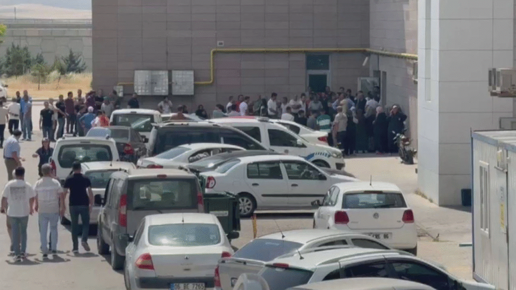 Polatlı OSB’deki lityum fabrikasında azot gazı sızıntısı sonucu 5 işçi zehirlendi. 2 işçi hayatını kaybetti, 3 işçi tedavi altına alındı. Soruşturma başlatıldı.