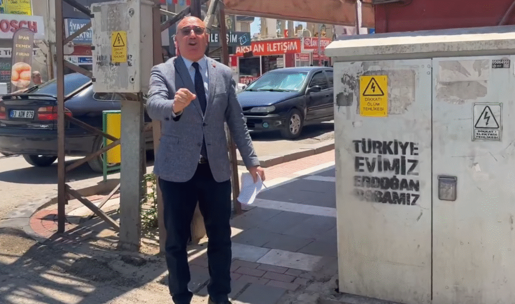 CHP’li Mahmut Tanal, Hilvan’da bir duvara yazılan “Türkiye evimiz, Erdoğan babamız” sözüne sert tepki gösterdi. Tanal, Türkiye’nin tek adam rejimiyle değil, milletin ortak iradesiyle yönetildiğini vurguladı.