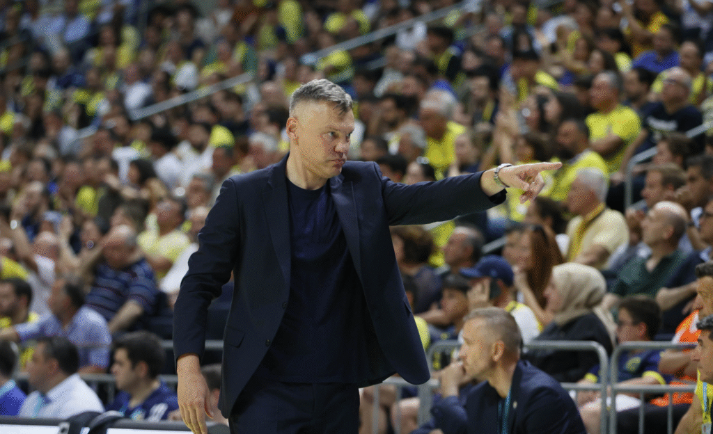 Fenerbahçe Beko, Beşiktaş Fibabanka’yı 84-76 mağlup ederek final serisinde 2-0 öne geçti. Khem Birch, Baldwin ve Metecan galibiyete damga vurdu.