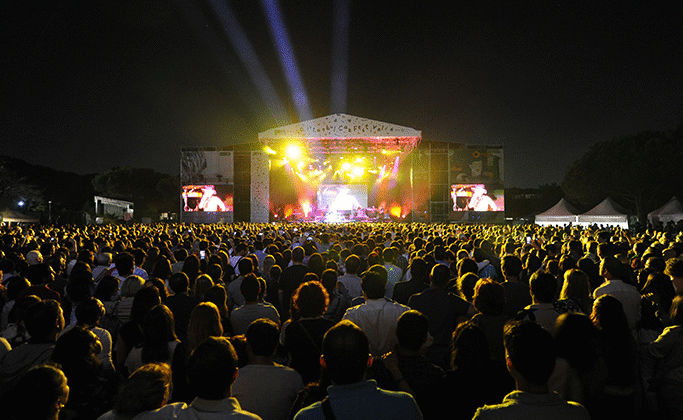 İstanbul Kültür Sanat Vakfı’nın düzenlediği, Garanti BBVA sponsorluğundaki İstanbul Caz Festivali 2025, 1–17 Temmuz tarihleri arasında şehrin farklı noktalarında caz müziğin büyüsünü yaşatacak. Festival, hem usta sanatçıları hem de genç yetenekleri ağırlayacak.