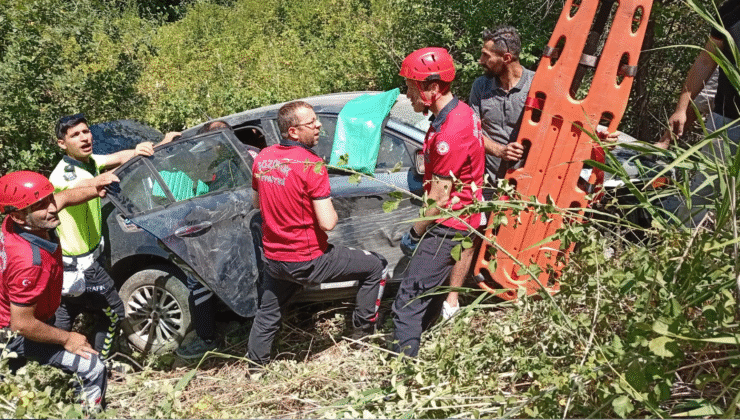 Bozüyük te otomobil Şarampole Devrildi 3 Kişi Yaralandı