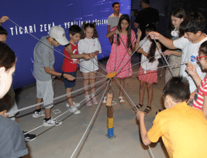 İzQ Dijital Deneyim Merkezi, Askıda Eğitim Modeliyle Tüm Çocuklara Kapılarını Açıyor