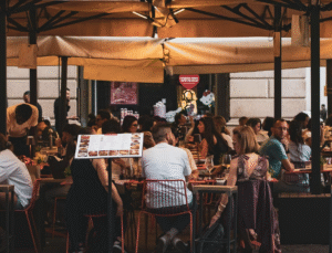Restoranlarda Yeni Standart: Fiziksel Menüye Ek Karekod Seçeneği Geldi!