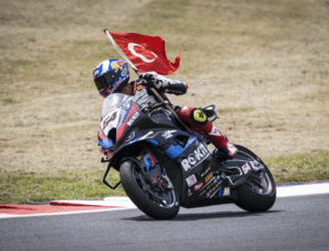 Toprak Razgatlıoğlu’ndan Macaristan’da Üçte Üç: WSBK Tarihine Damga Vurdu!