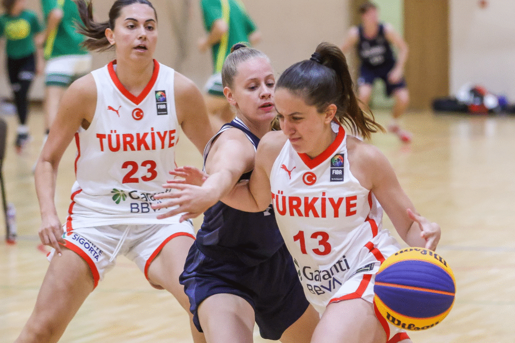 Türkiye 3x3 21 Yaş Altı Milli Takımları, Litvanya'da düzenlenen FIBA Milletler Ligi’nde ilk gün birer galibiyet ve birer mağlubiyet aldı. Mücadeleler canlı yayınla basketbolseverlerle buluşuyor.