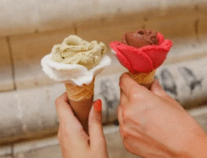 Bu Tarifle Misafirlerinizin Kalbini Kazanın: Çilekli Kadayıf Dondurma Lezzeti