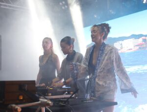 “DJ Festivalinde Kadın Gücü Sahnedeydi: Yüzlerce Kişi Akın Etti”