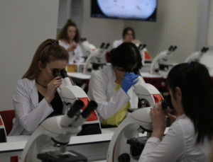 Sağlık Kariyerinde Doğru Tercih İçin Prof. Dr. Ertekin’den Kritik Tavsiyeler